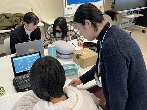 みらいキャンパスで子どもたちにメンターが学習指導をしている様子。